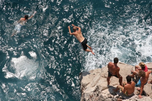 Grupo de personas que saltan al agua