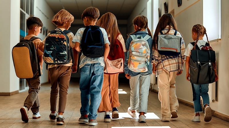 grupo de escolares en las aulas