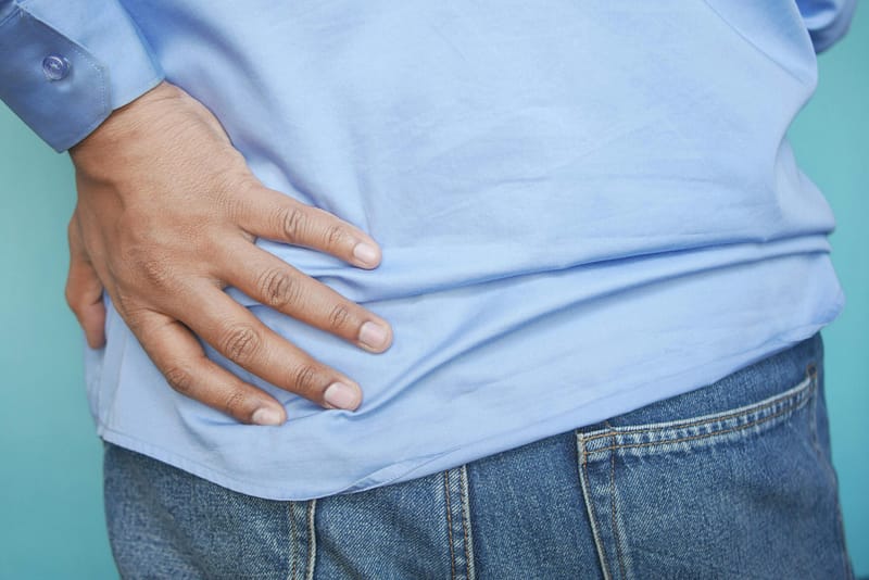 hombre tocándose la zona lumbar